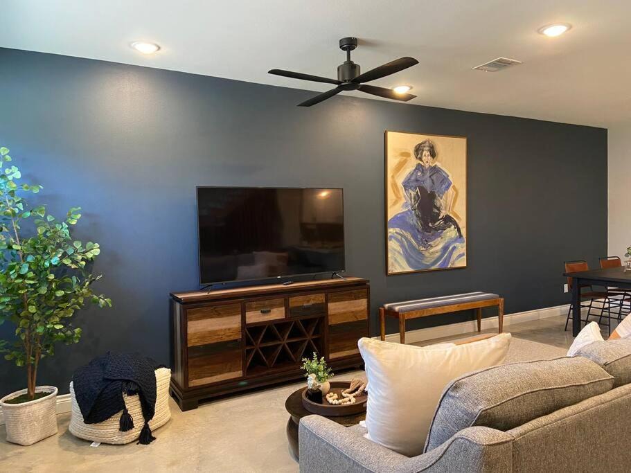 Photo of Livingroom in Downtown