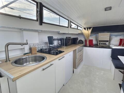 Photo of Others in Valence