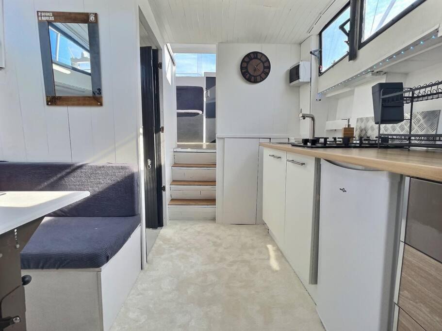 Photo of Others in Valence