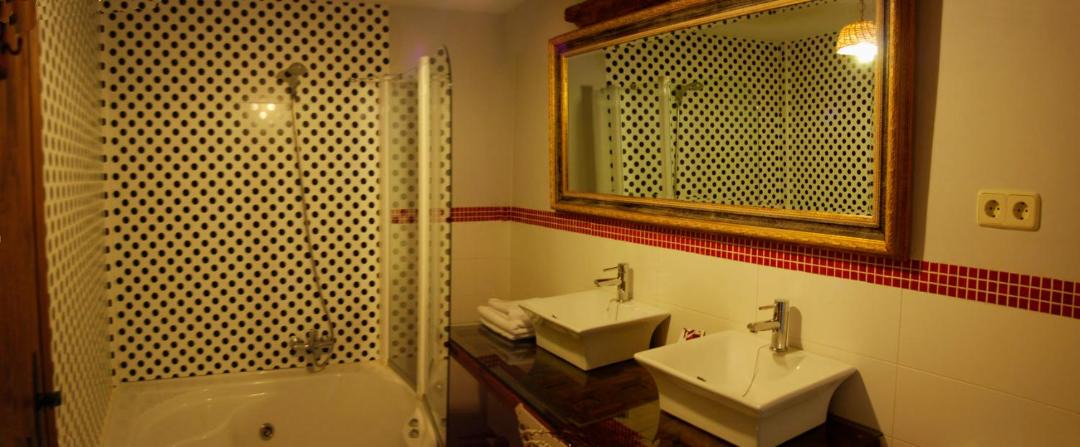 Photo of Bathroom in Romancos
