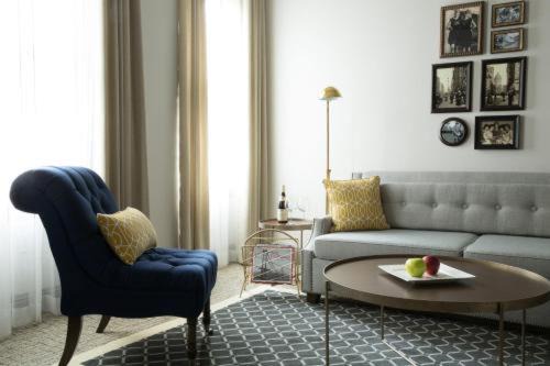 Photo of Livingroom in Theater District