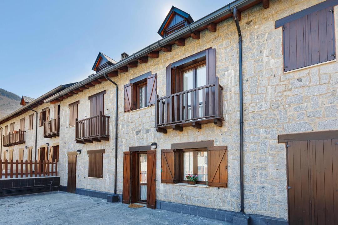 Photo of Buildings in Linsoles