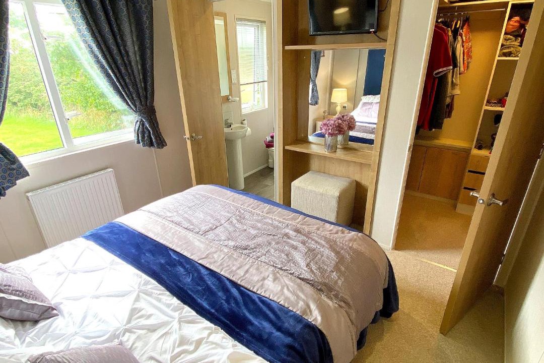 Photo of Bedroom in Cayton Bay