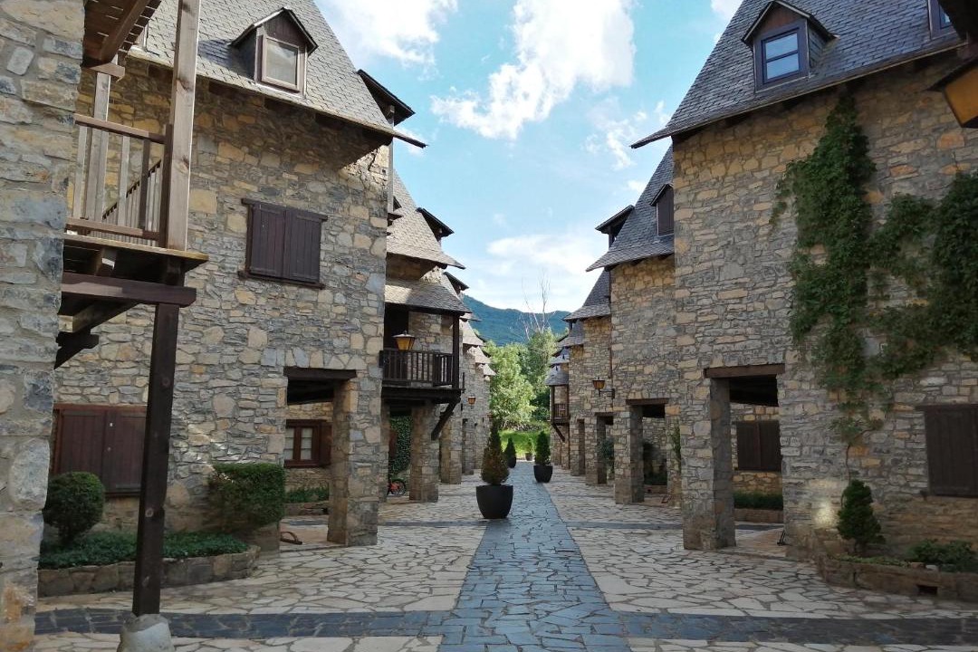 Photo of Buildings in Linsoles