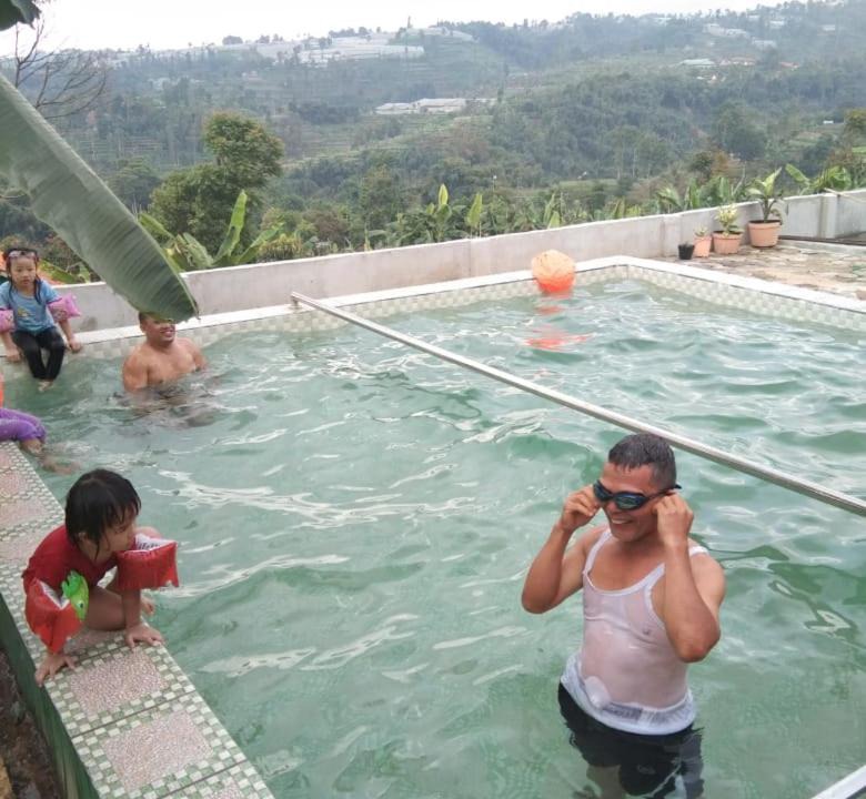 Photo of Human In Picture in Ngamprah