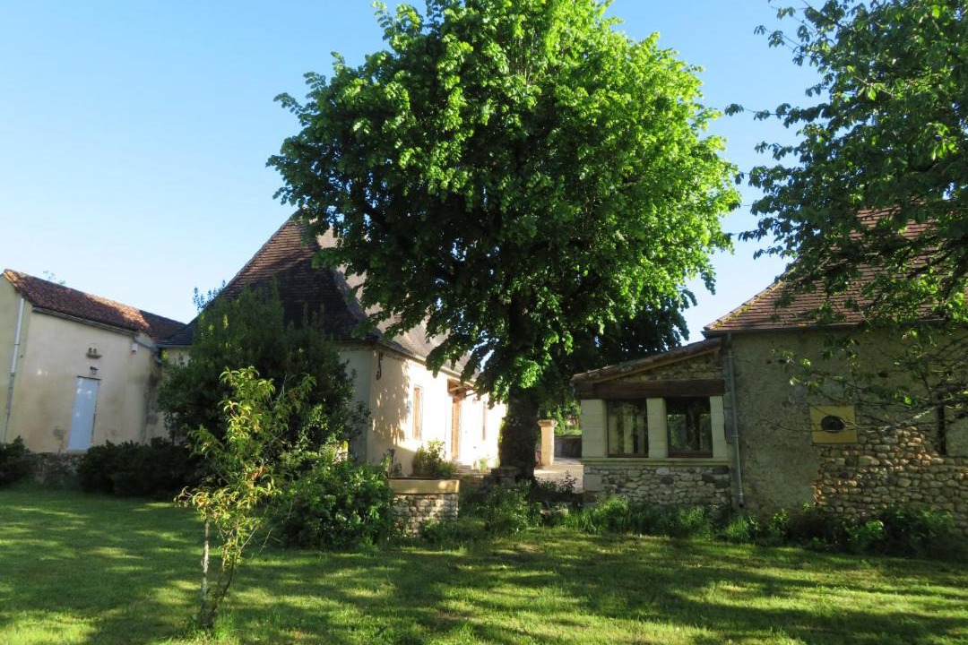 Photo of Buildings in Cendrieux