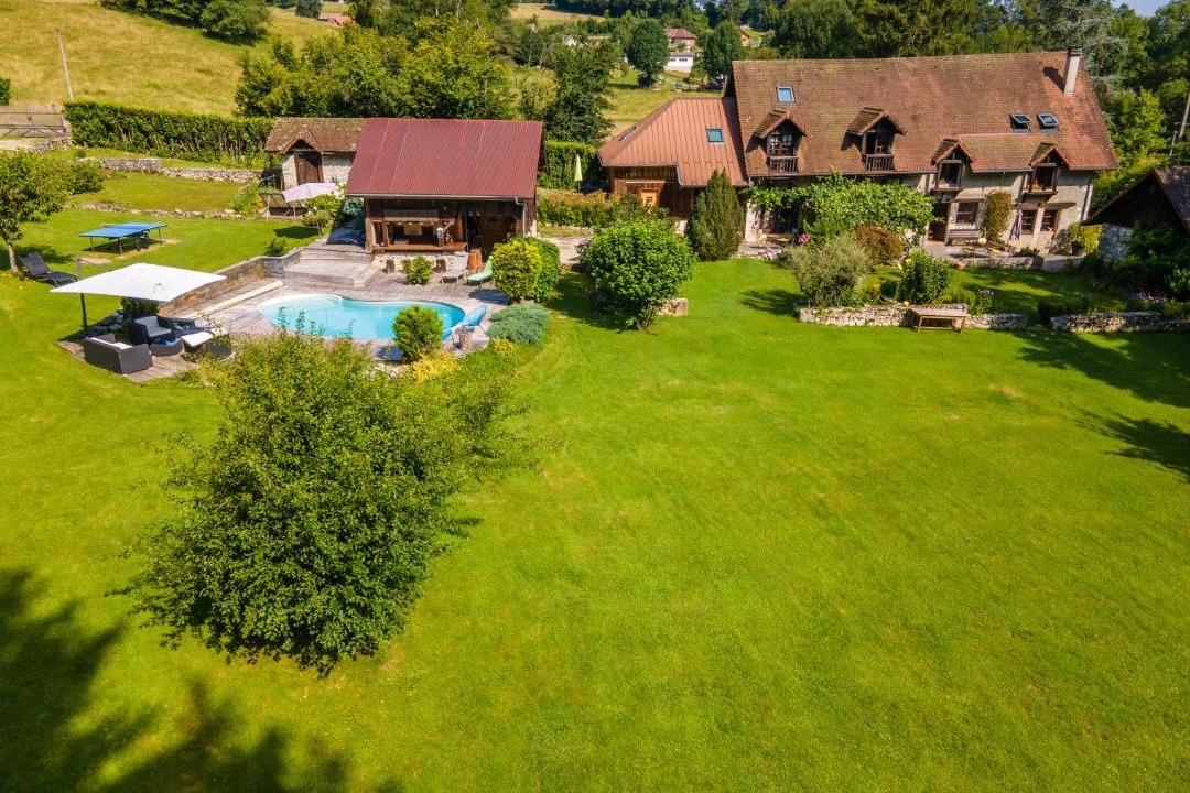 Photo of Buildings in Lepin-le-Lac