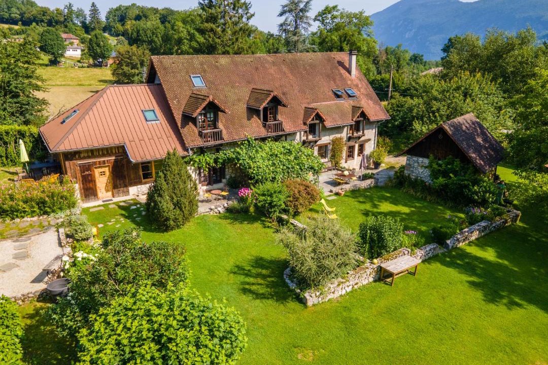 Photo of Buildings in Lepin-le-Lac
