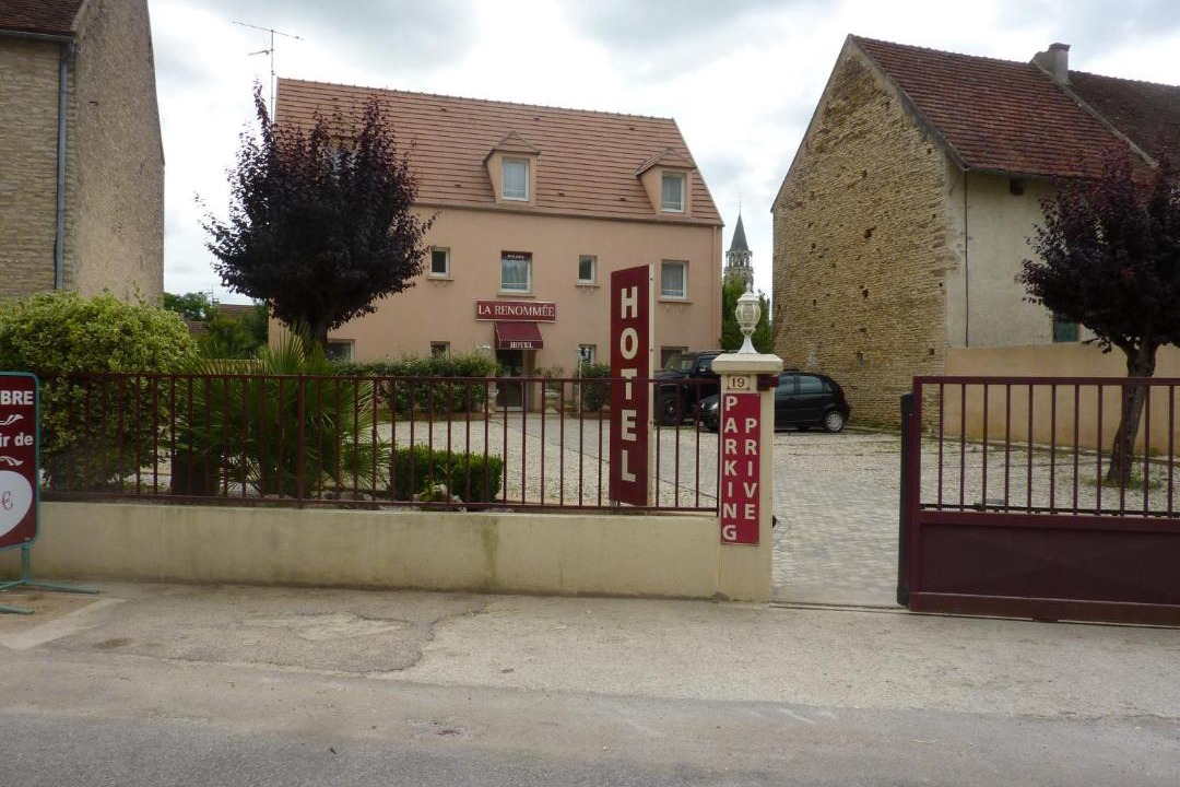 Photo of Buildings in Saint-Pere