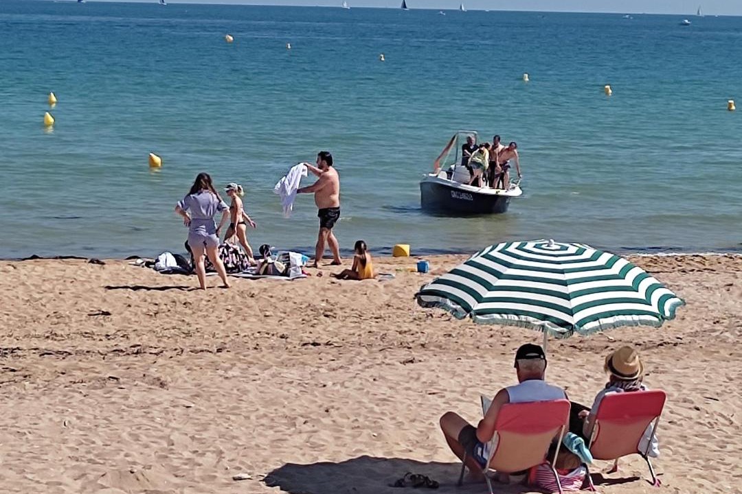 Photo of Human In Picture in Hermanville-sur-Mer