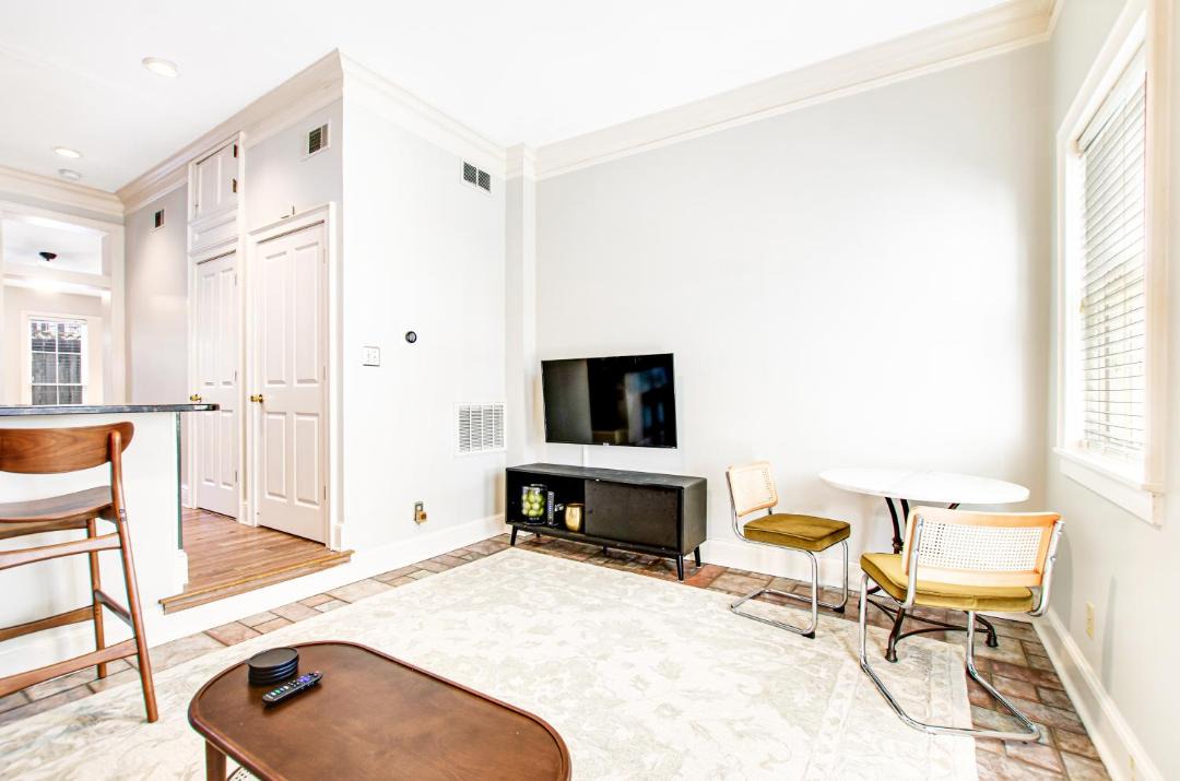 Photo of Livingroom in Historic District - North