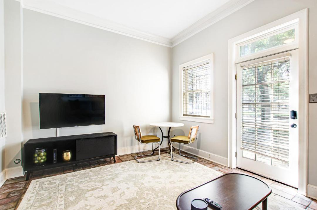 Photo of Livingroom in Historic District - North
