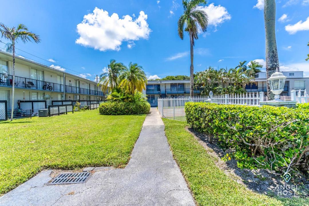 Photo of Buildings in Oakland Park