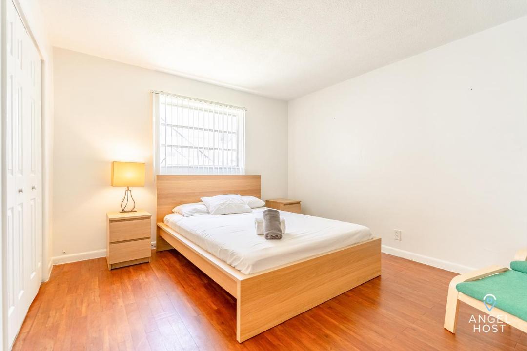 Photo of Bedroom in Oakland Park