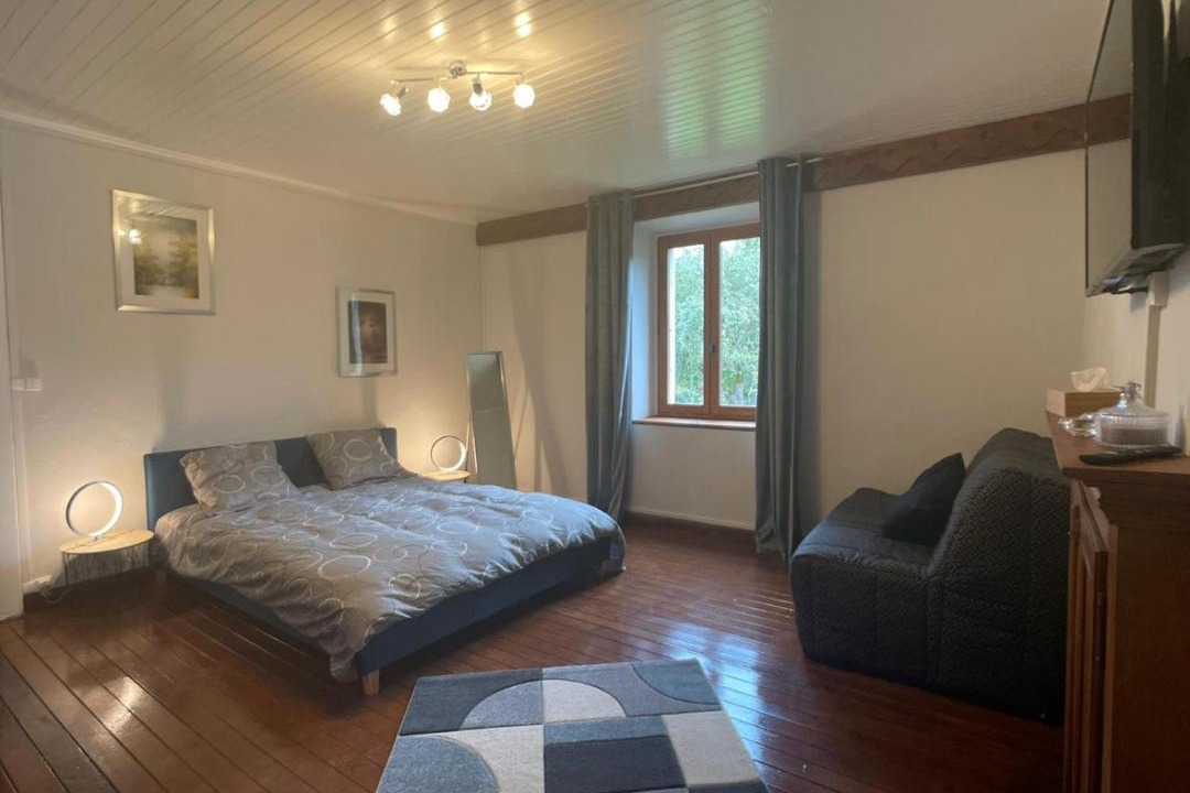 Photo of Bedroom in Burdignin