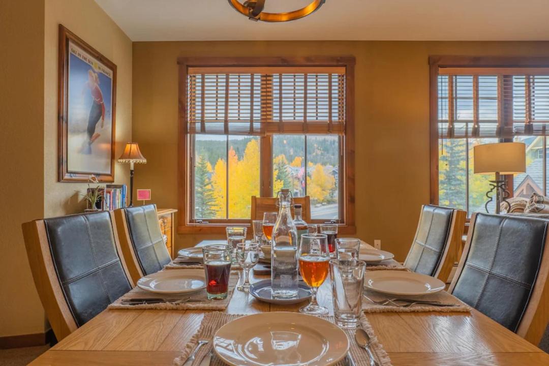 Photo of Livingroom in Peak 9