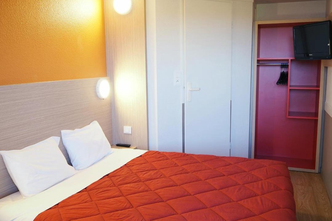 Photo of Bedroom in Saint-Lambert-des-Levees