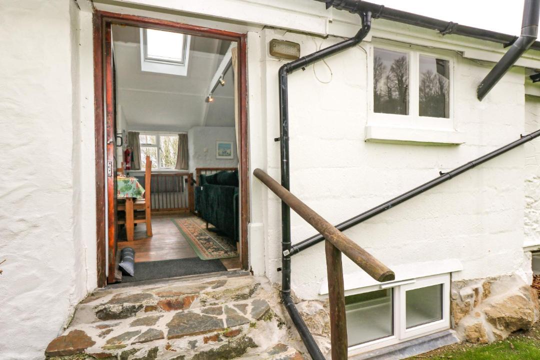 Photo of Buildings in Helford Passage