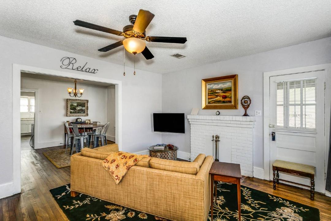 Photo of Livingroom in Old East Hill