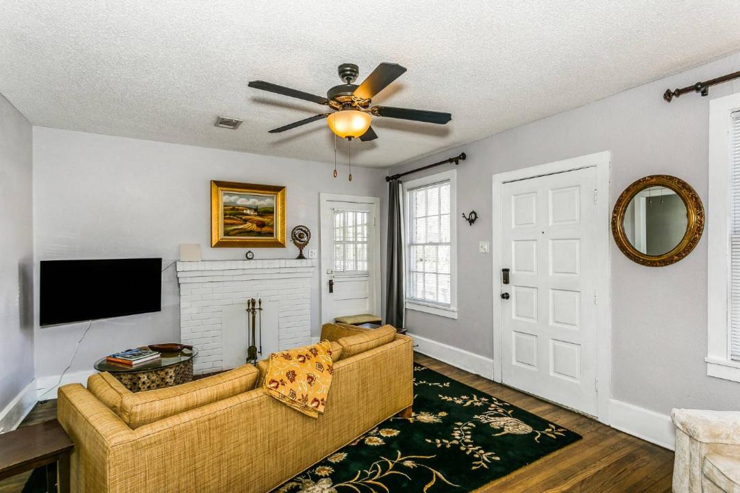 Photo of Livingroom in Old East Hill