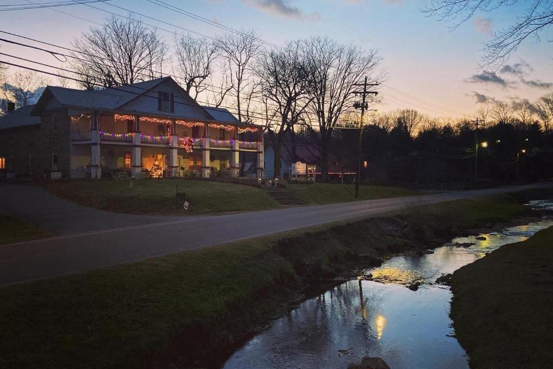 Photo of Buildings in Red Boiling Springs