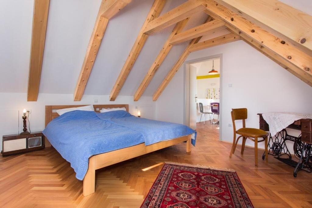 Photo of Bedroom in Pile