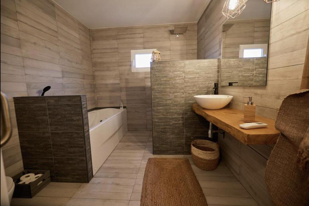 Photo of Bathroom in Camarles