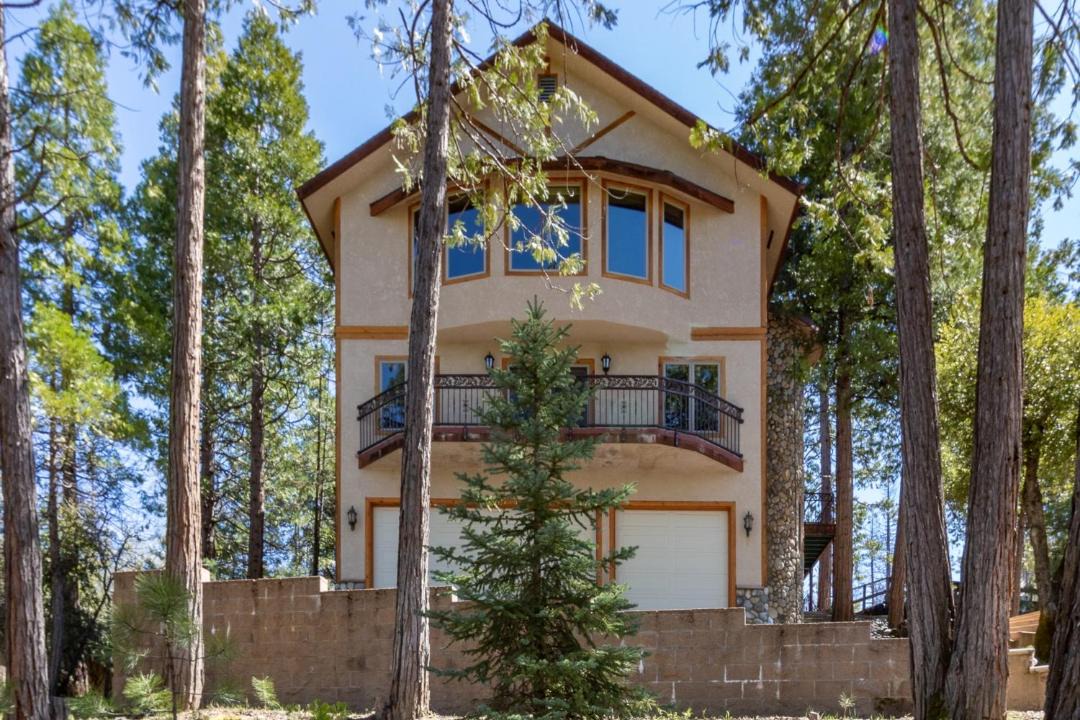 Photo of Buildings in Bass Lake