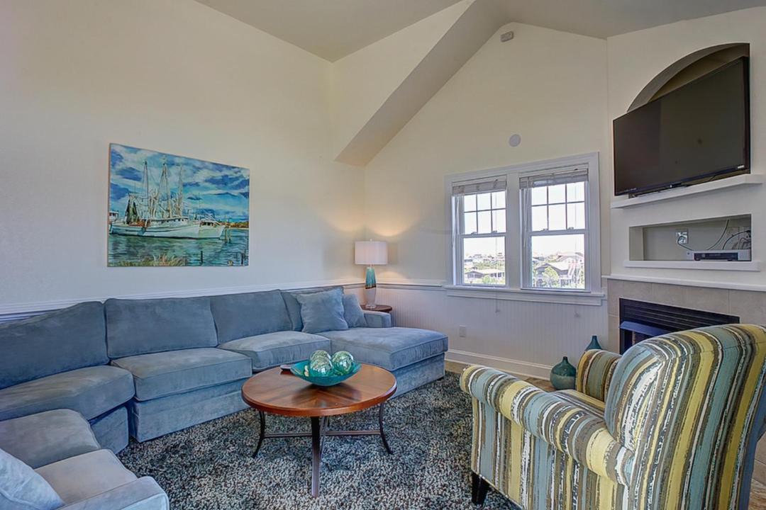 Photo of Livingroom in Wind Over Waves