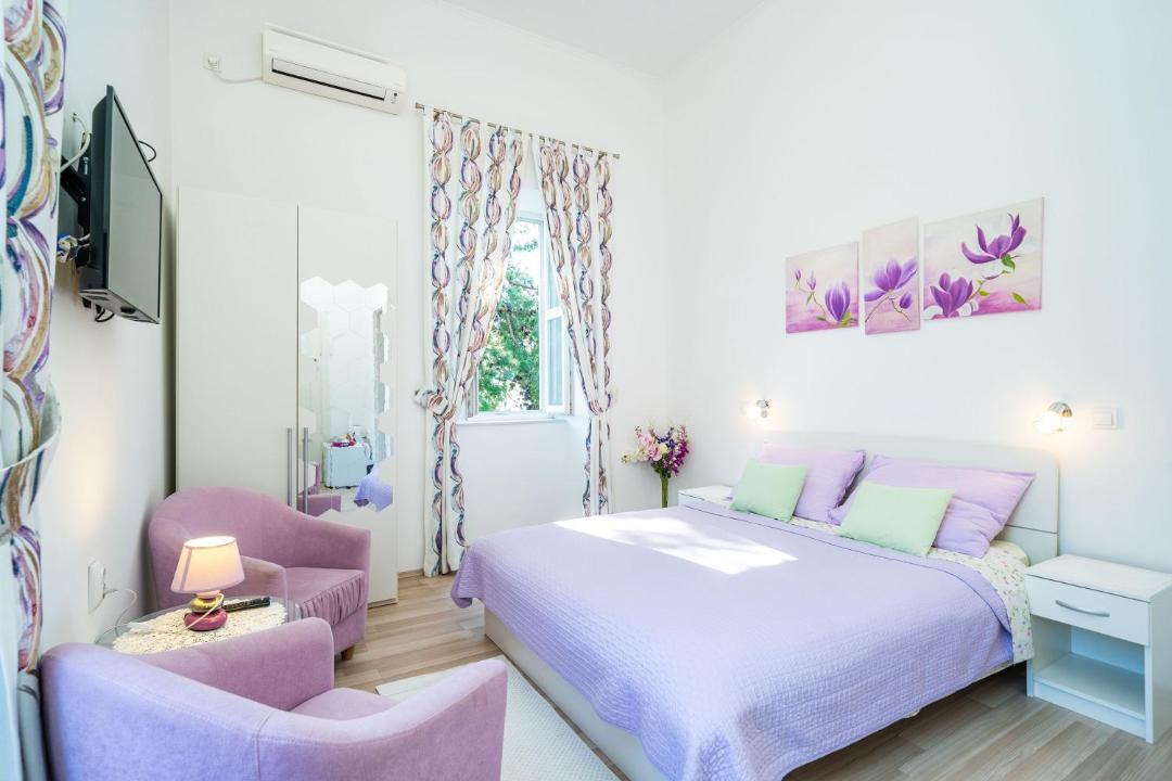 Photo of Bedroom in Pile