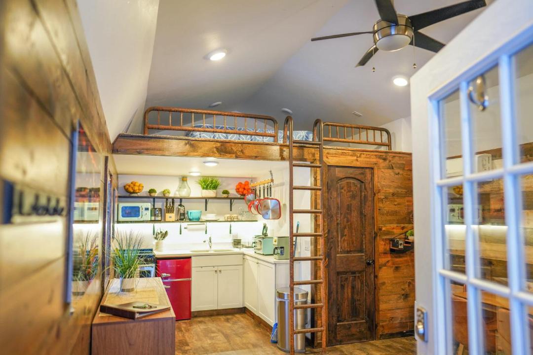 Photo of Others in Victor