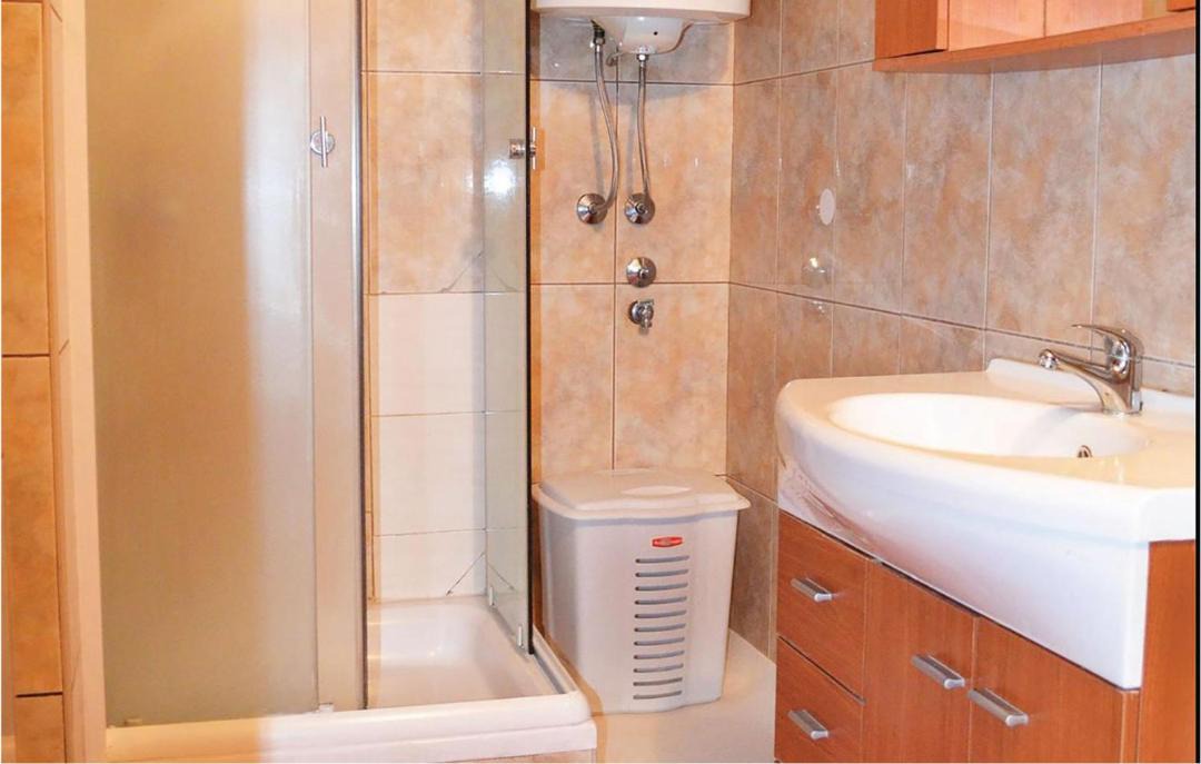 Photo of Bathroom in Petrcane