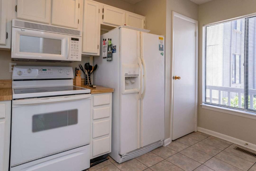Photo of Kitchen in Oceanmarsh Subdivision