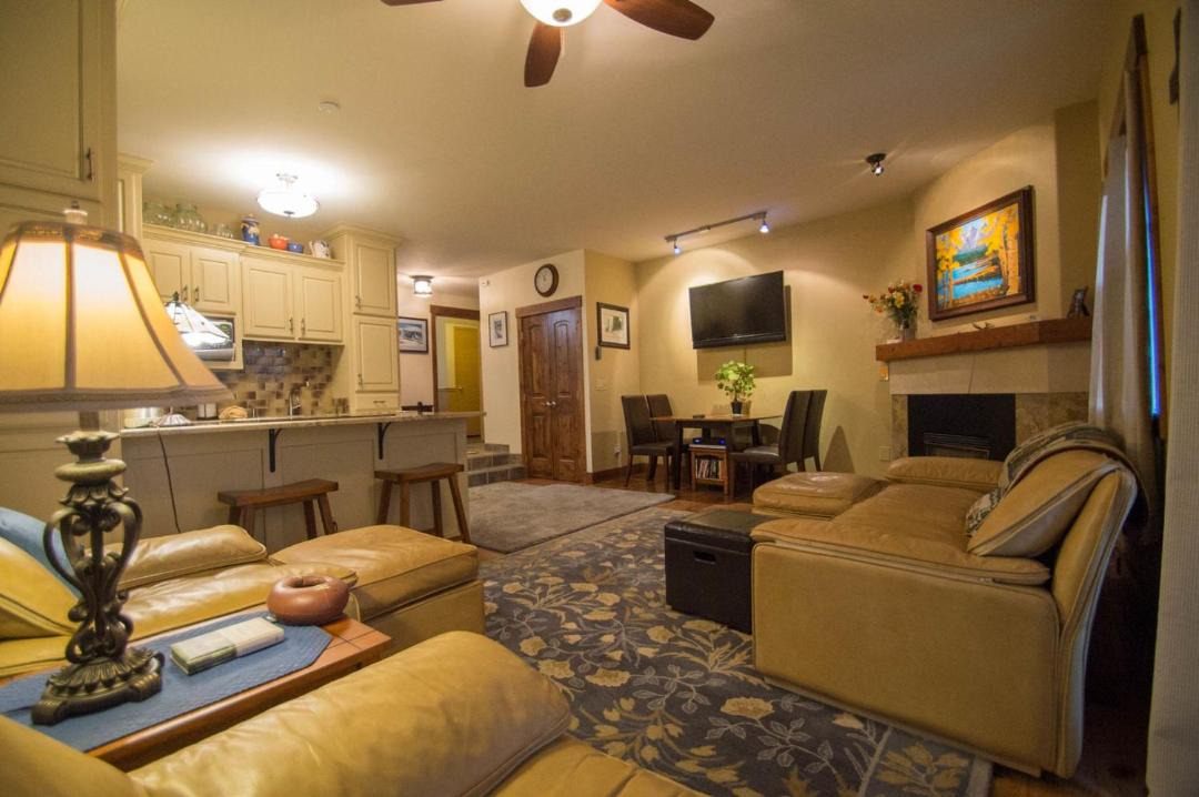 Photo of Livingroom in Summit Cove