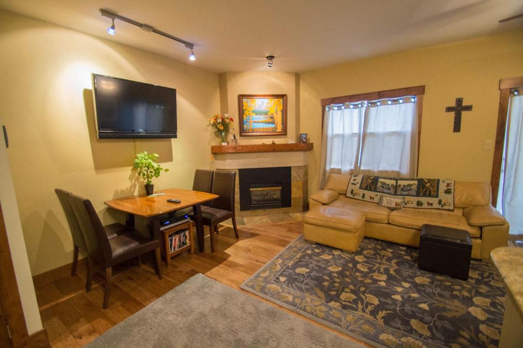 Photo of Livingroom in Summit Cove