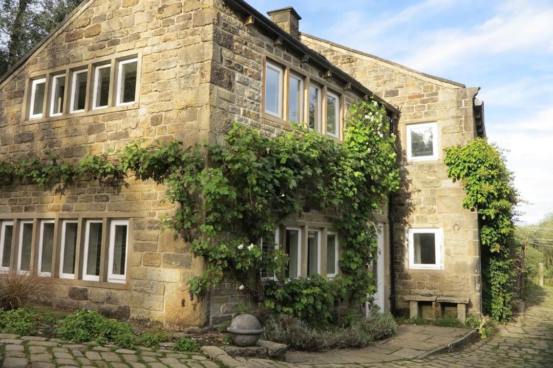 Photo of Buildings in Ainley Top