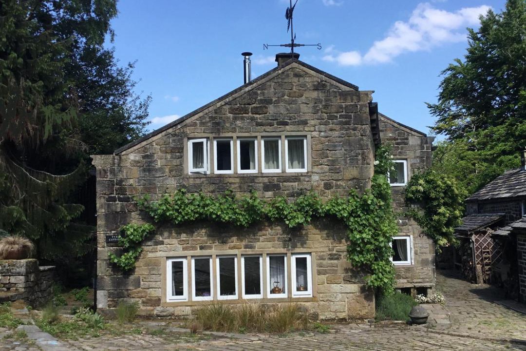 Photo of Buildings in Ainley Top