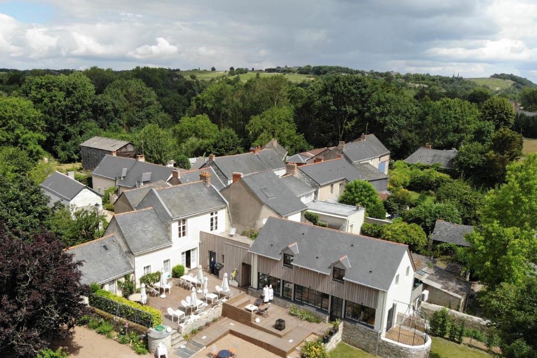 Photo of Others in Behuard