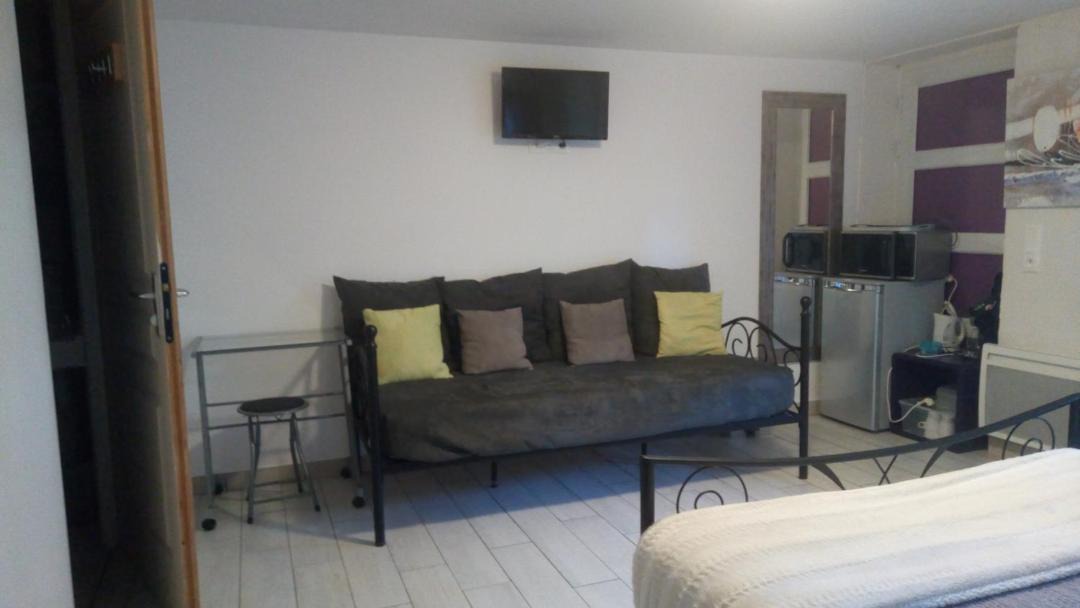 Photo of Others in Pressins