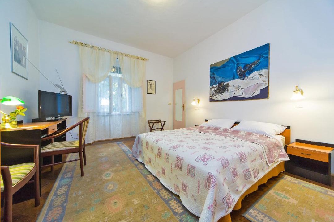 Photo of Bedroom in Pile