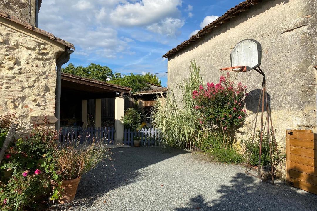 Photo of Others in Illats