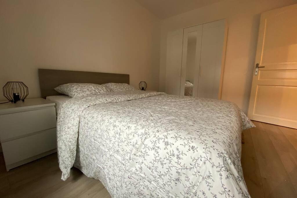 Photo of Bedroom in Lens