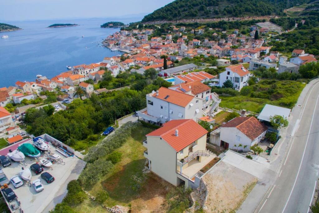 Photo of Others in Vis