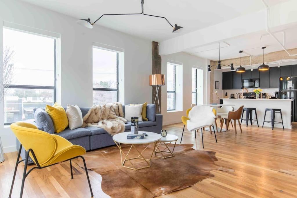 Photo of Livingroom in Turtle Creek