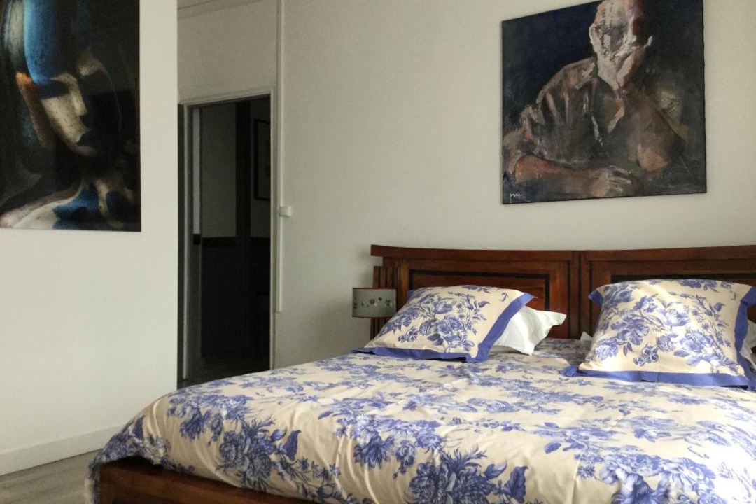 Photo of Bedroom in Lens