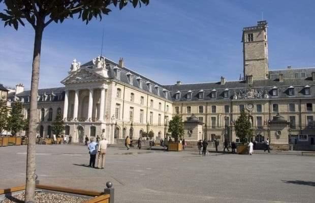 Photo of Buildings in Montmuzard
