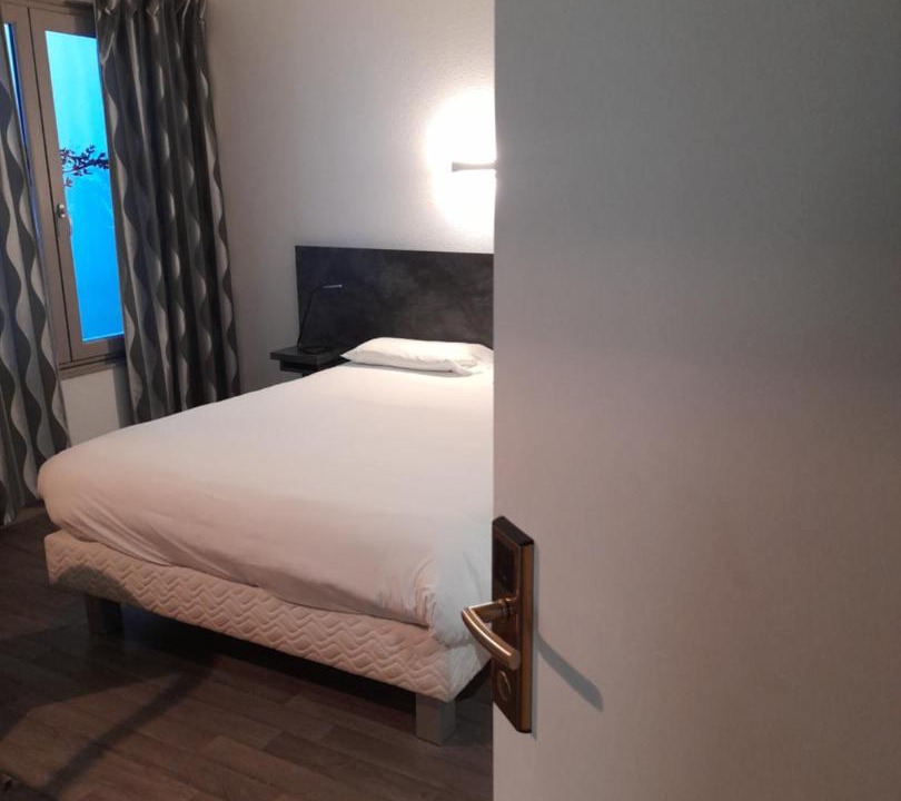 Photo of Others in Valence