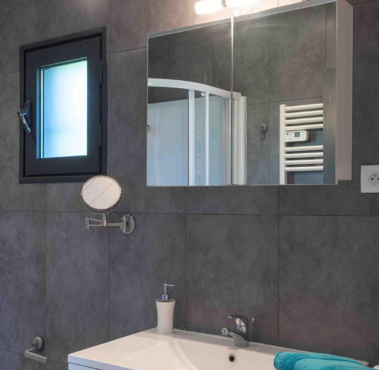 Photo of Bathroom in Magny-les-Hameaux