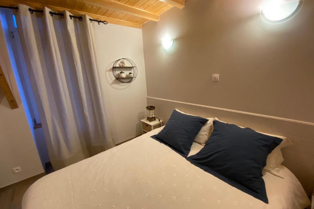 Photo of Bedroom in Chanos-Curson
