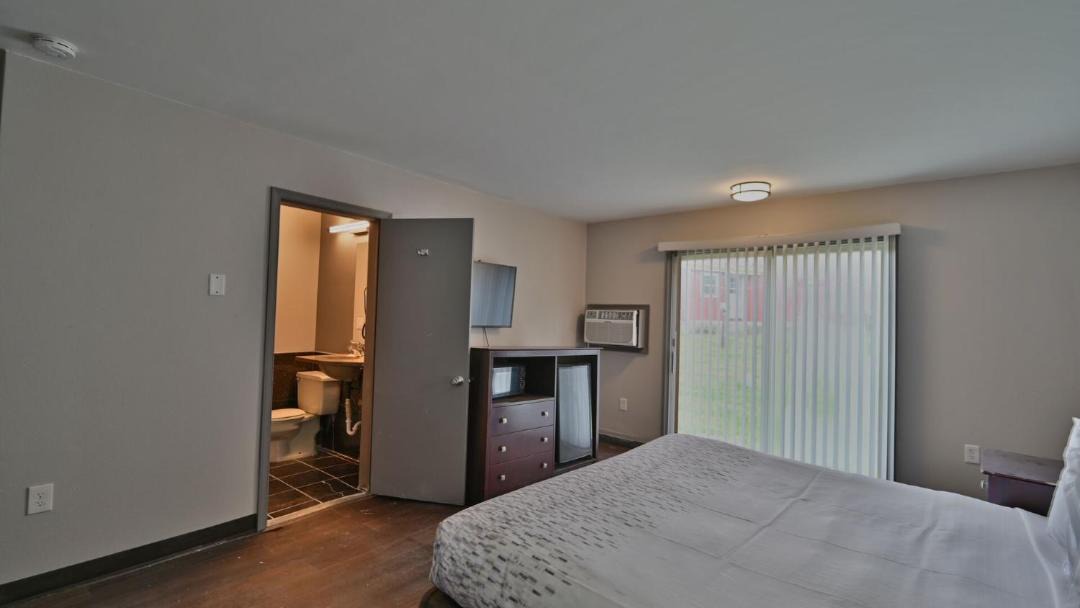 Photo of Others in Center Moreland